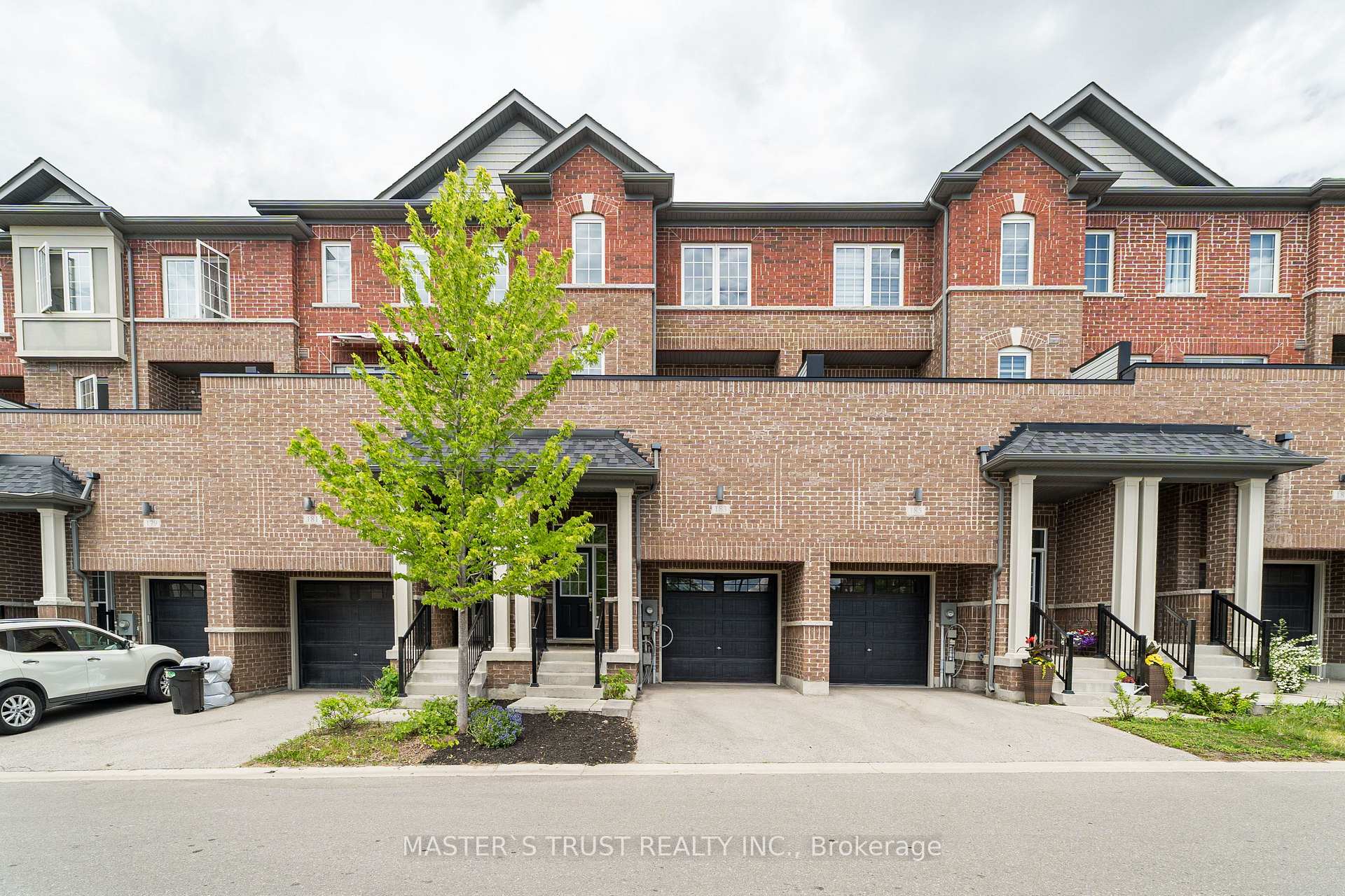 183 Harding Park Street, Newmarket, ON L3Y 0E3