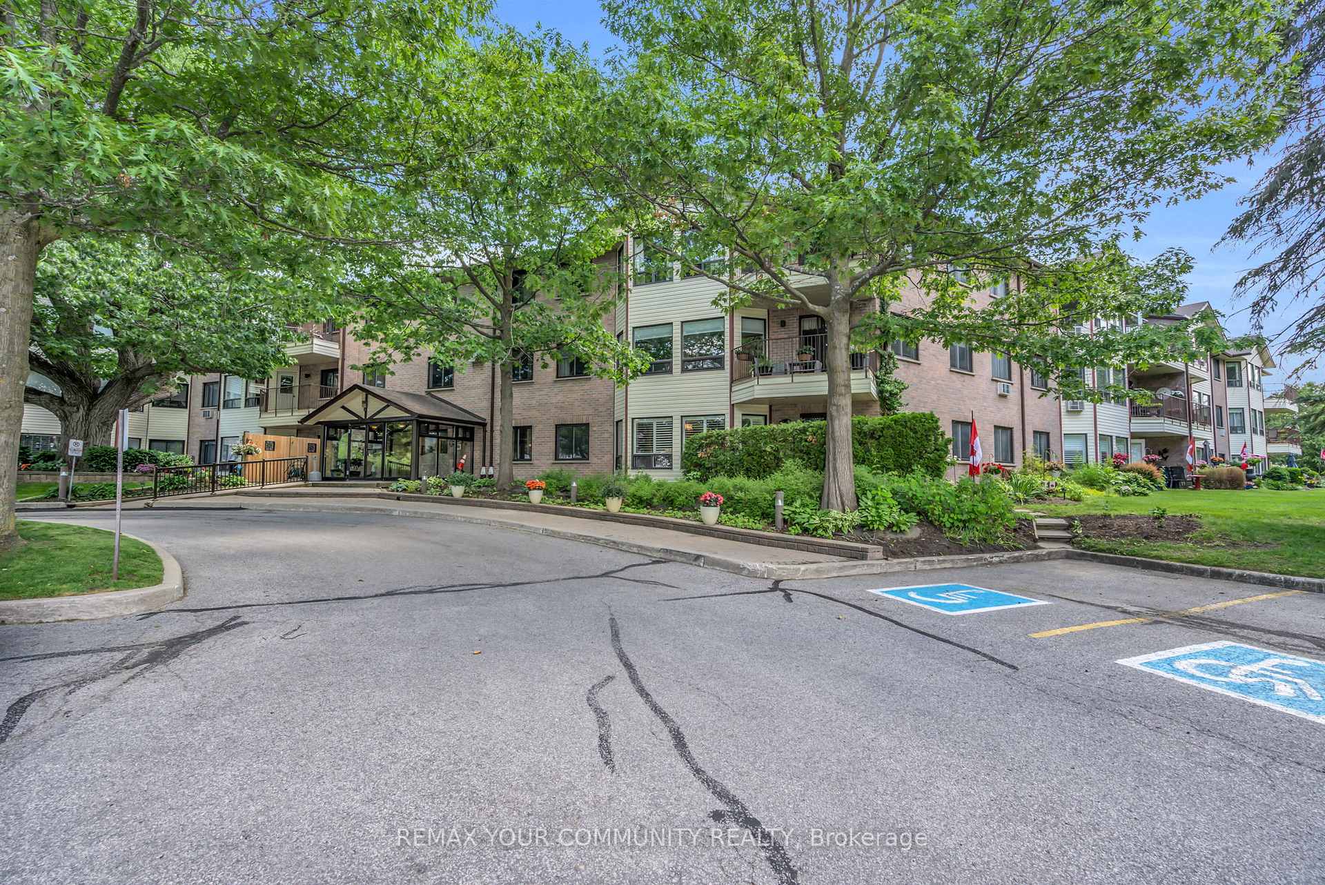 111 Grew Boulevard 210, Georgina, ON L0E 1L0