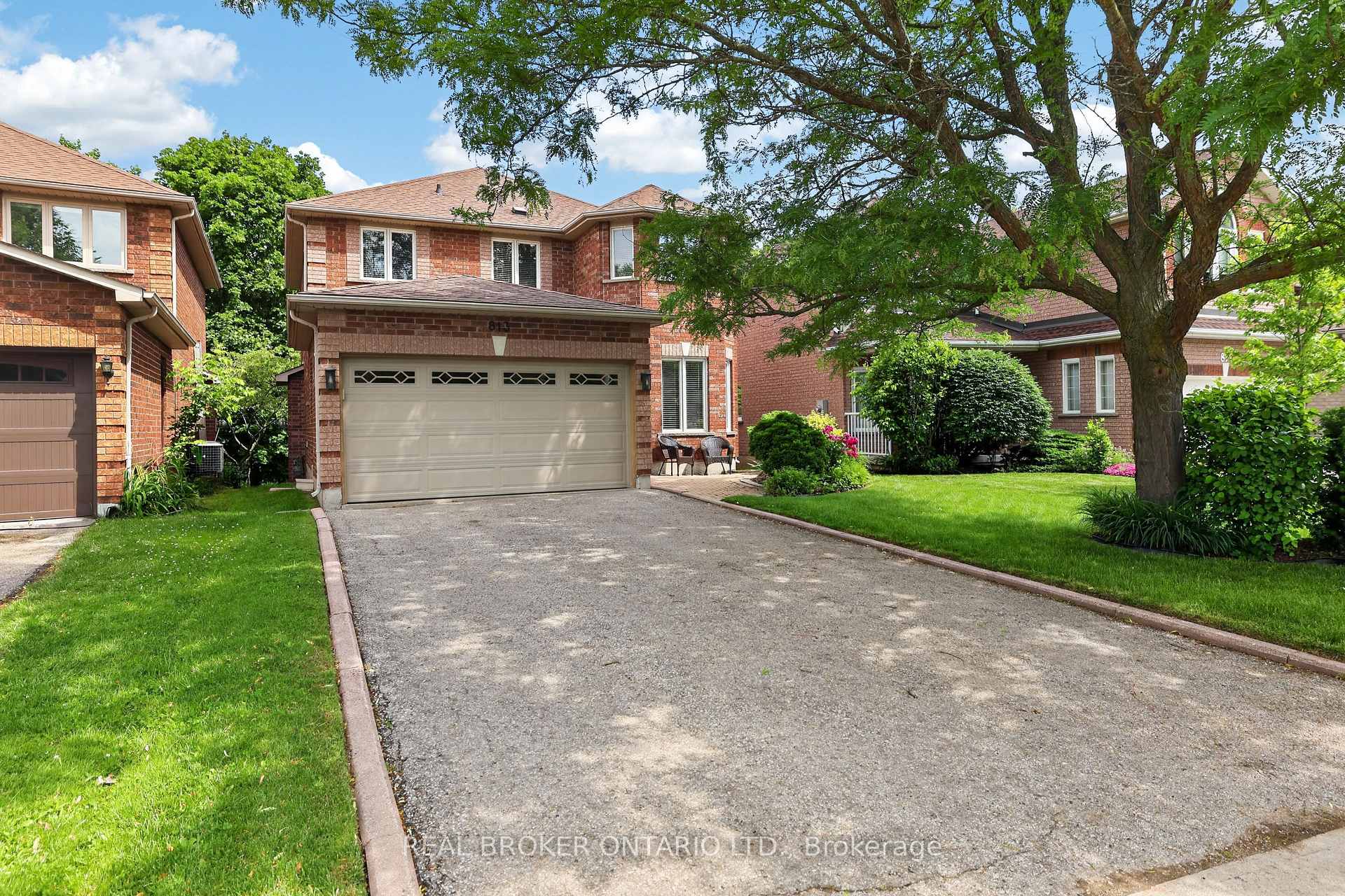 813 Surin Court, Newmarket, ON L3Y 8R3
