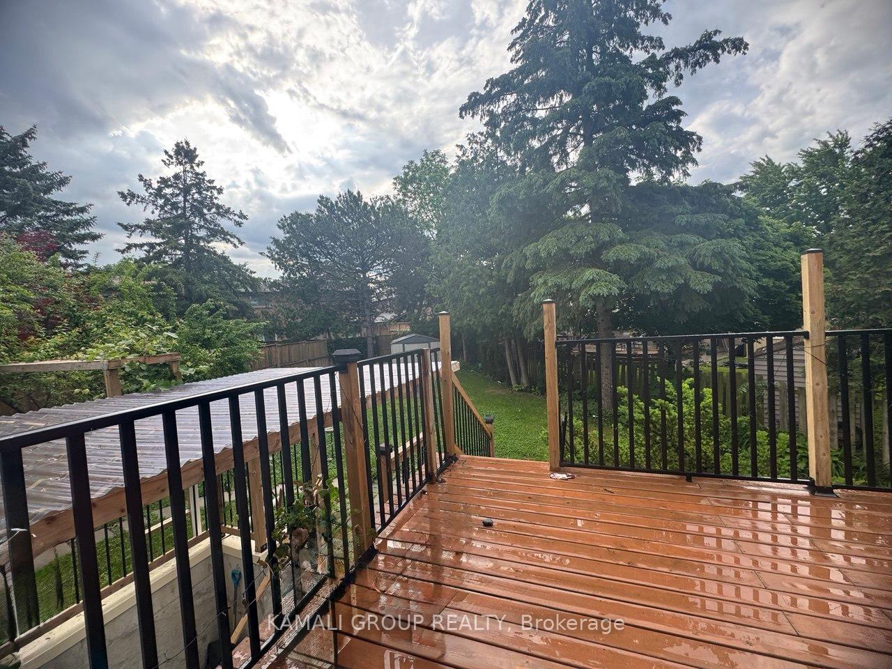 24 Valhalla Court, Aurora, ON L4G 5W3