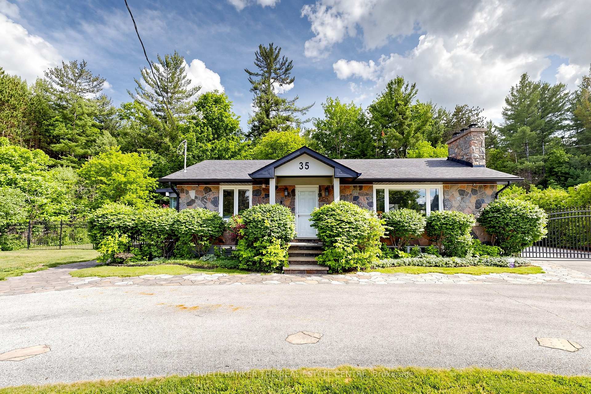35 Parkside Drive, East Gwillimbury, ON L9N 1G2
