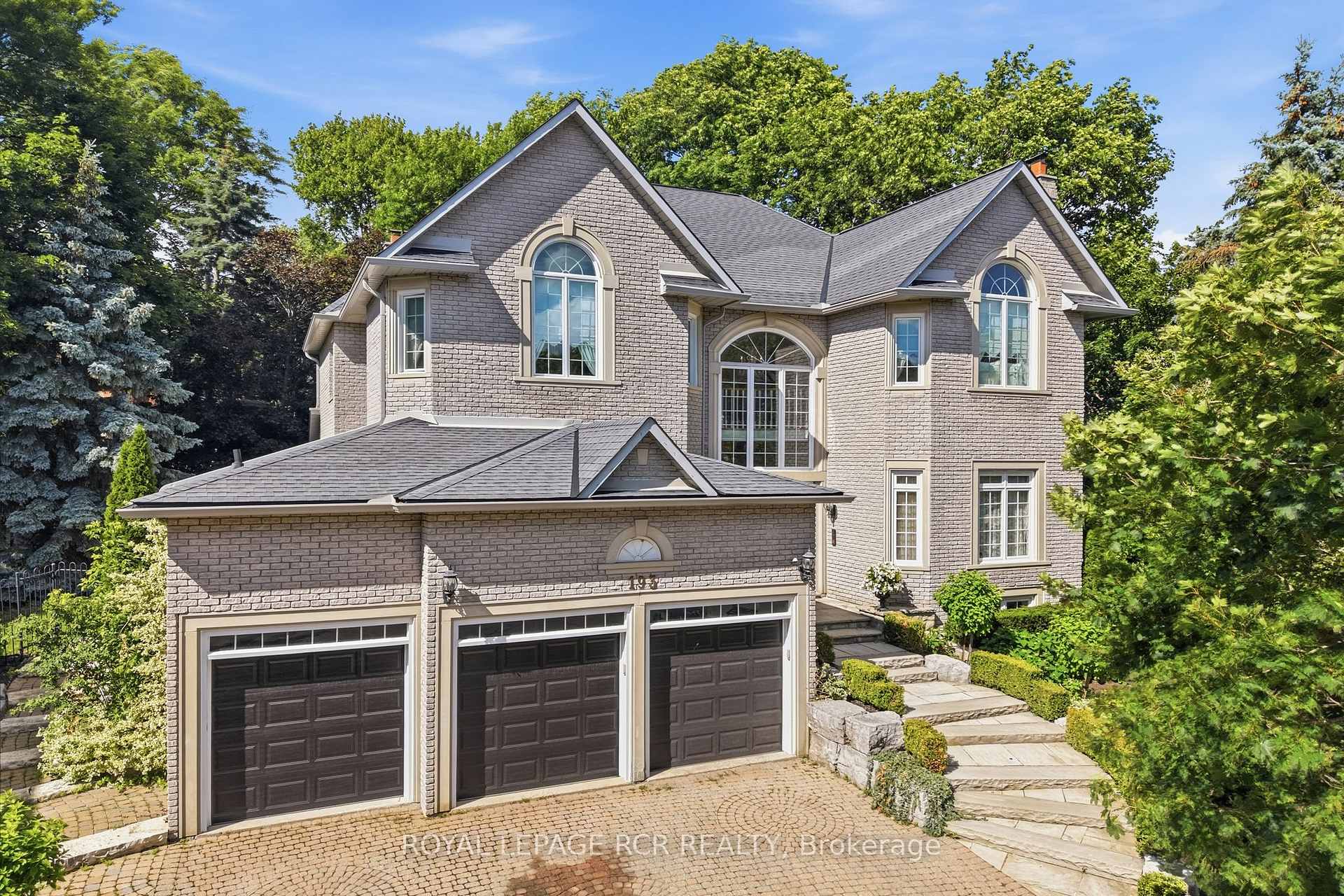 193 Sherwood Place, Newmarket, ON L3Y 8E5