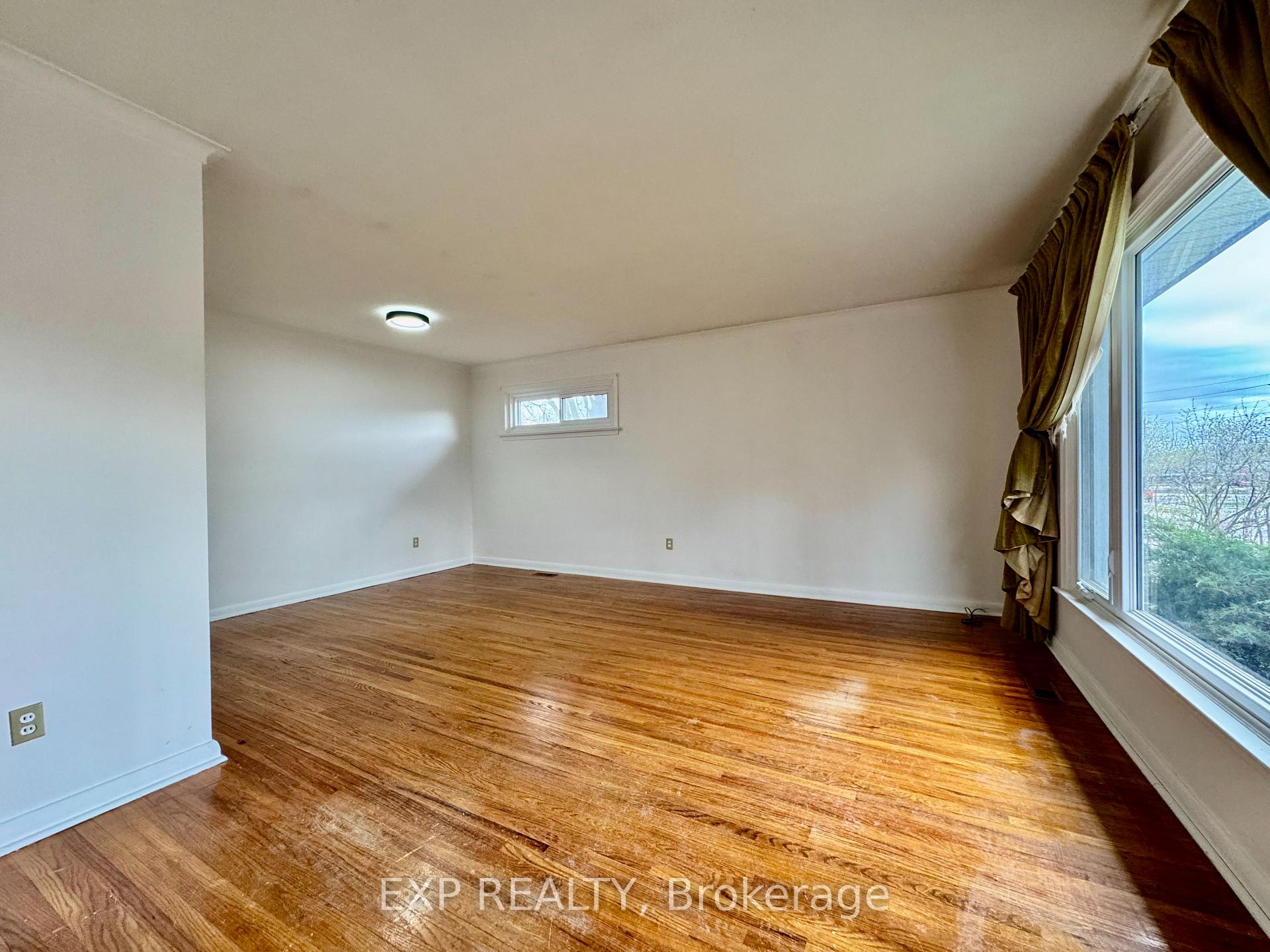 29 Bayview Parkway, Newmarket, ON L3Y 3W2
