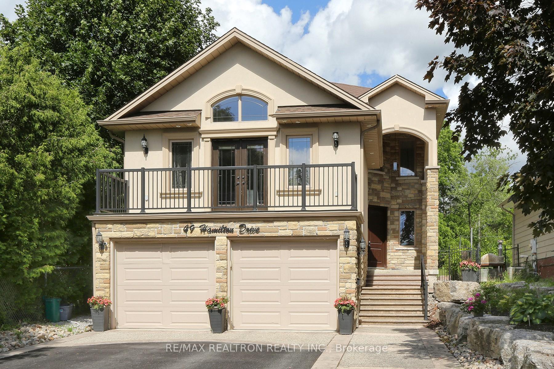 49 Hamilton Drive, Newmarket, ON L3Y 3E7