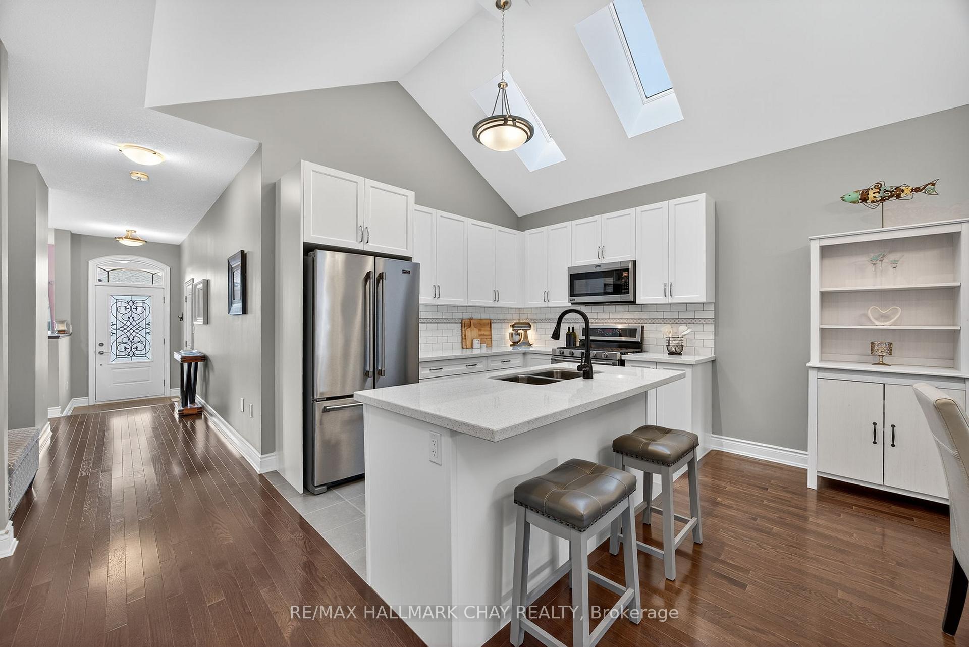 63 Summerhill Drive, New Tecumseth — photo 2 of 5