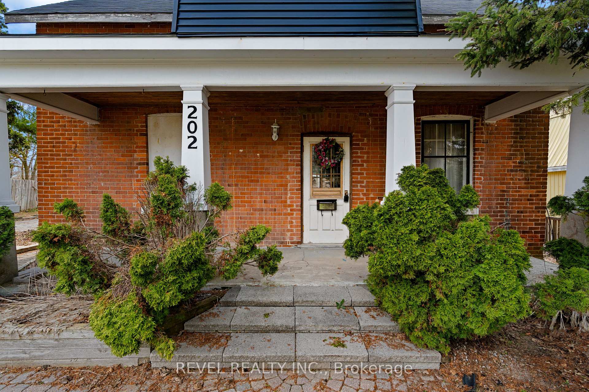 202 Bradford Street, Barrie — photo 2 of 5