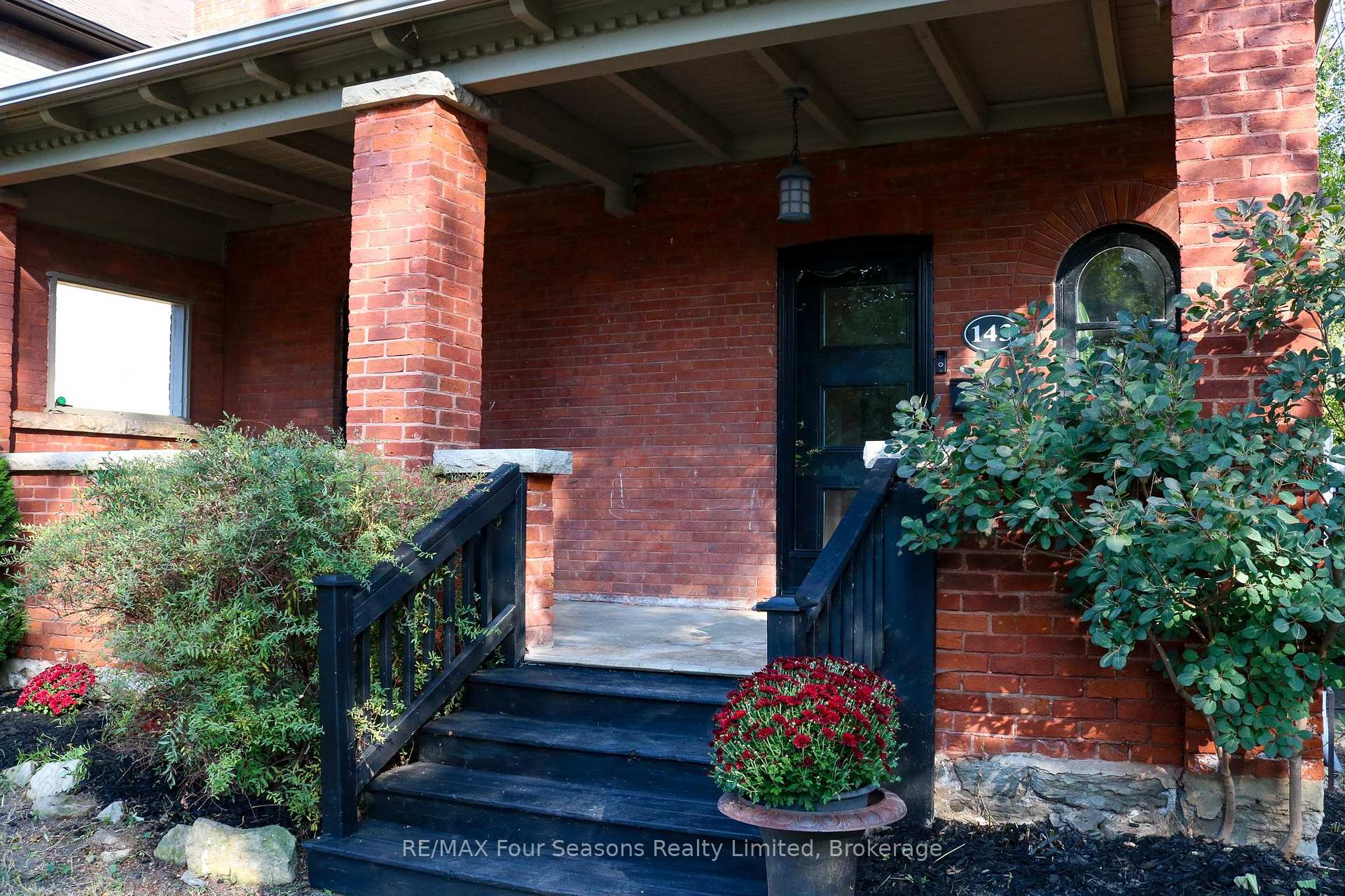 143 Fourth Street W, Collingwood — photo 4 of 5
