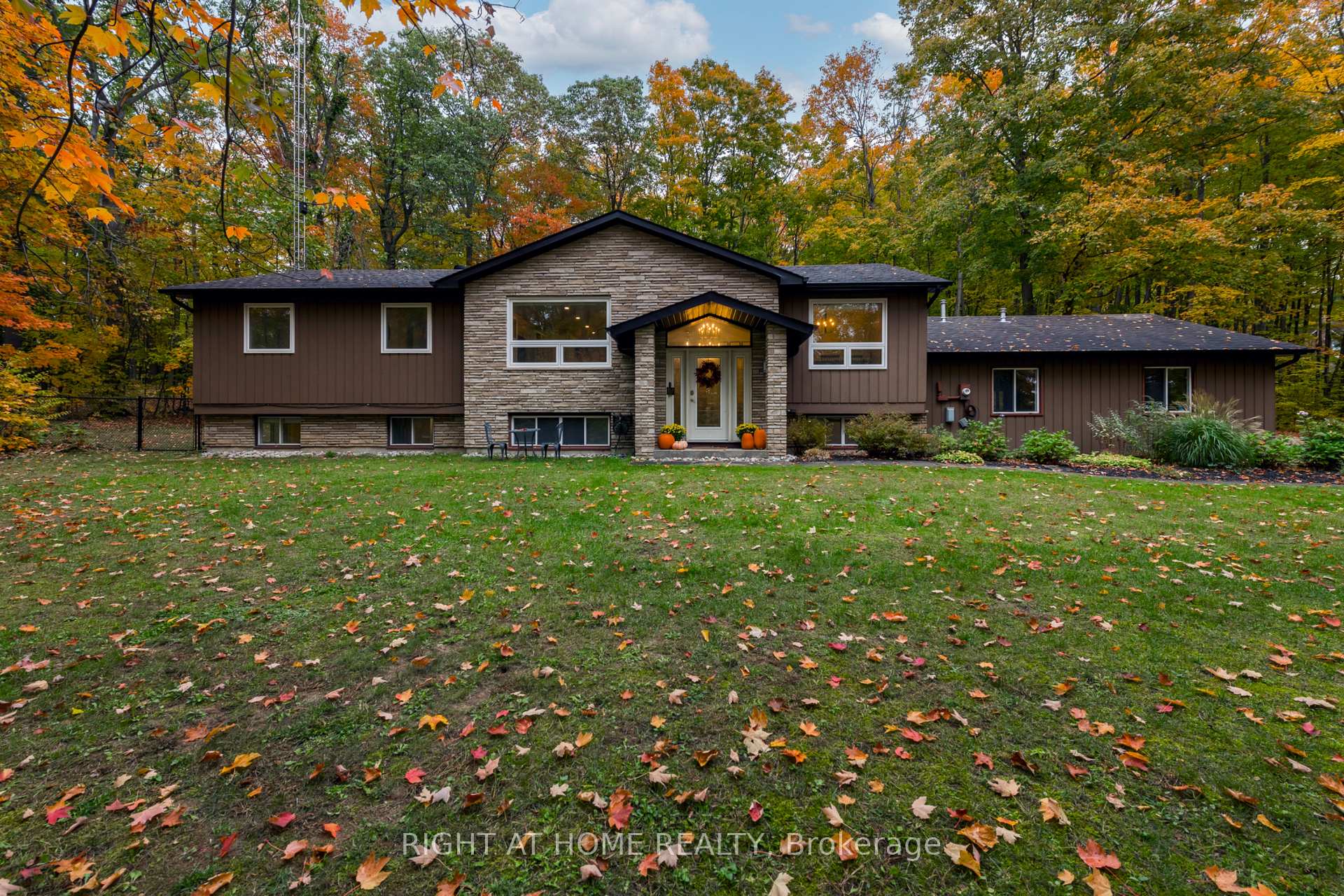 11 Woodland Crescent, Oro-Medonte, ON L4M 4Y8 — Oro-Medonte, Ontario