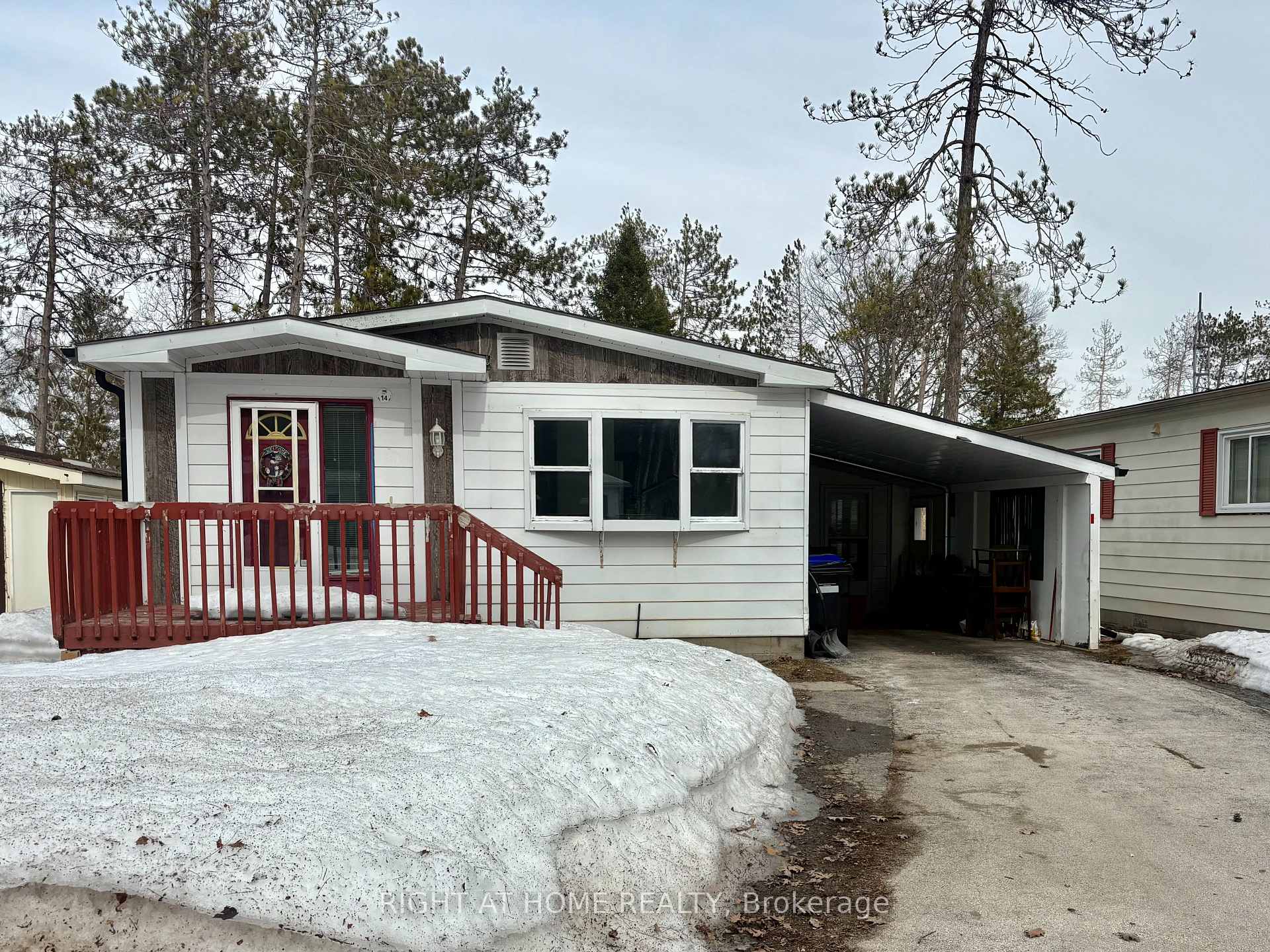 14 Sinclair Avenue S, Wasaga Beach — photo 2 of 5