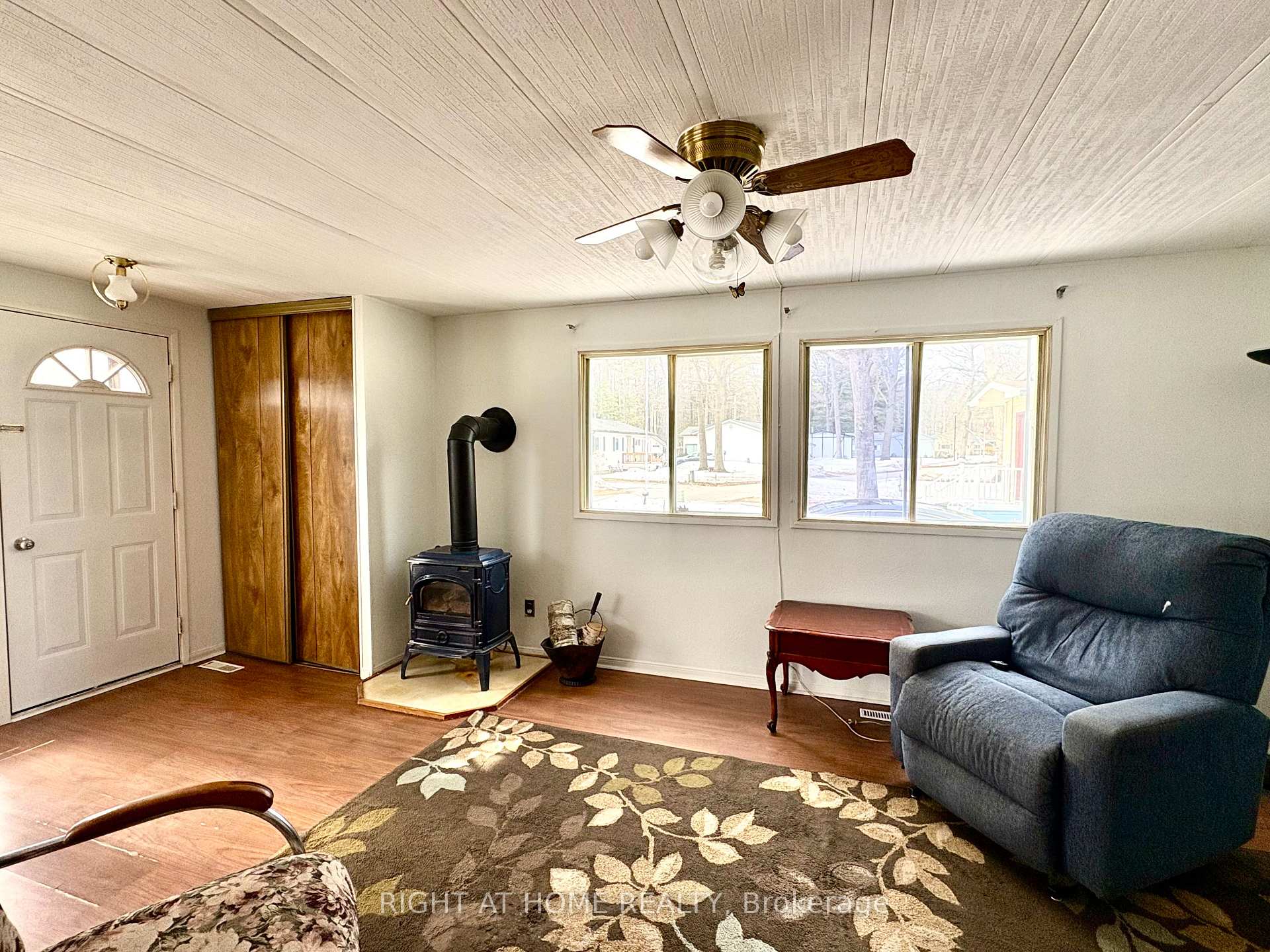 14 Sinclair Avenue S, Wasaga Beach — photo 4 of 5