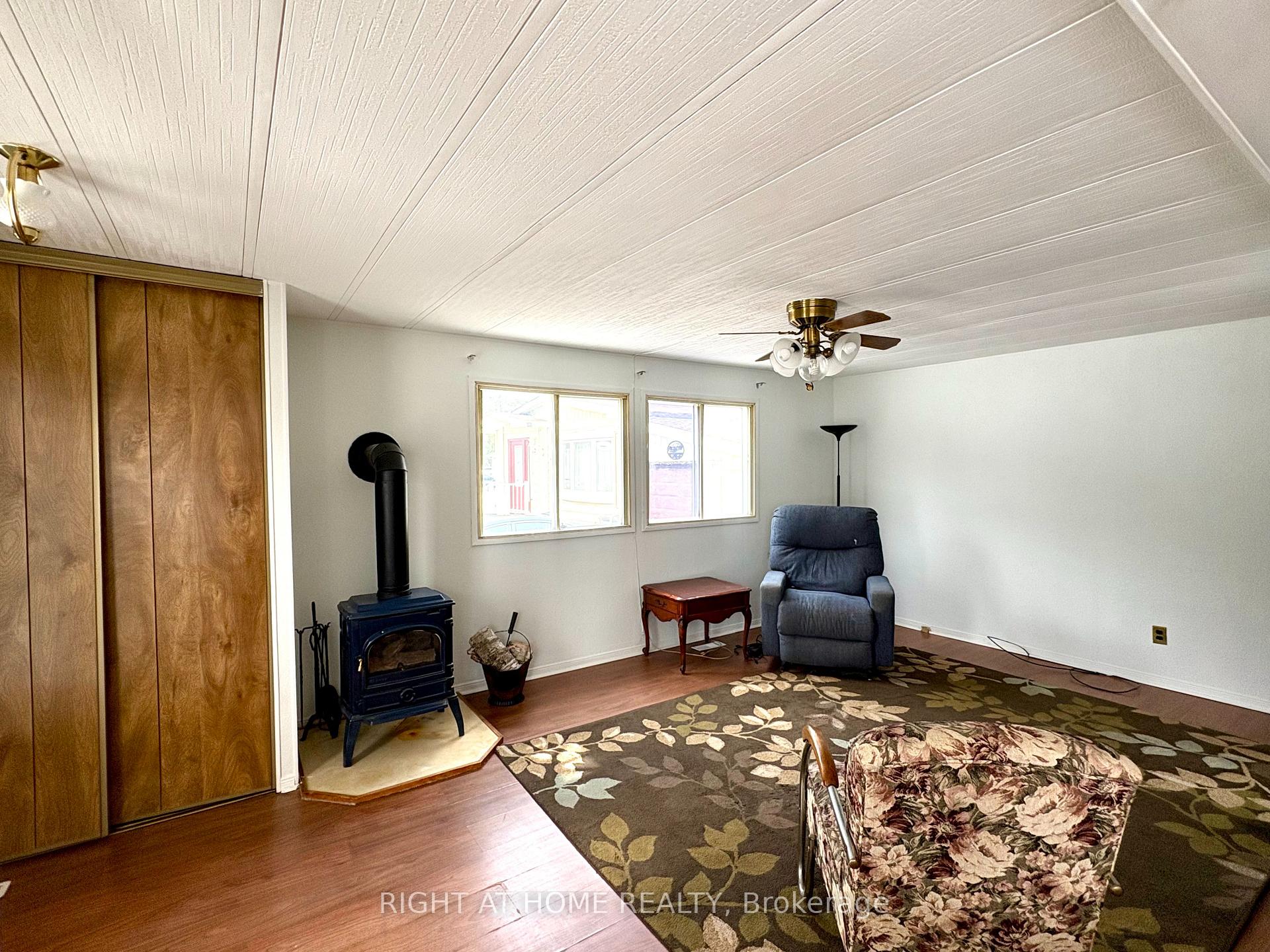 14 Sinclair Avenue S, Wasaga Beach — photo 5 of 5