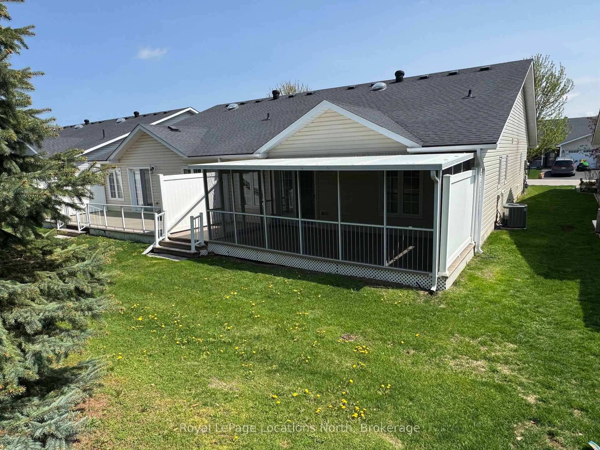 16 New York Avenue, Wasaga Beach — photo 2 of 5