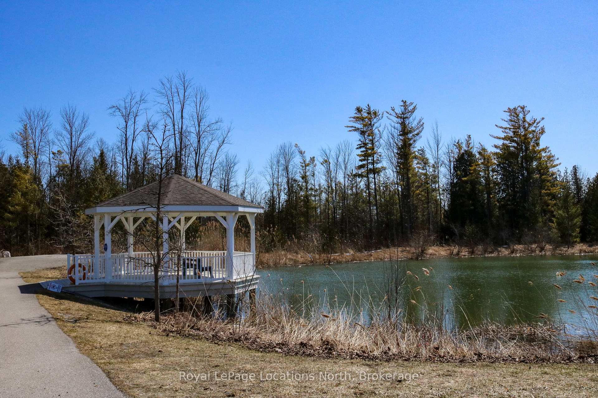 16 New York Avenue, Wasaga Beach — photo 4 of 5