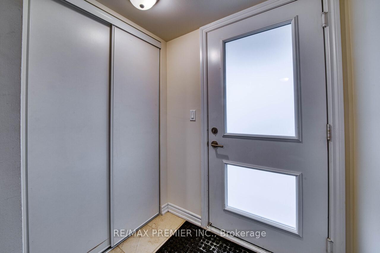 2 Cove Court 302, Collingwood — photo 4 of 5