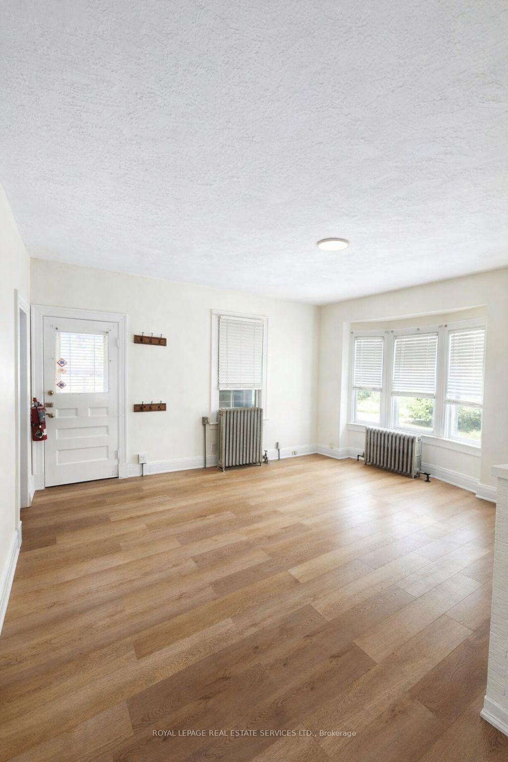 54 Ferndale Drive N, Barrie — photo 3 of 5