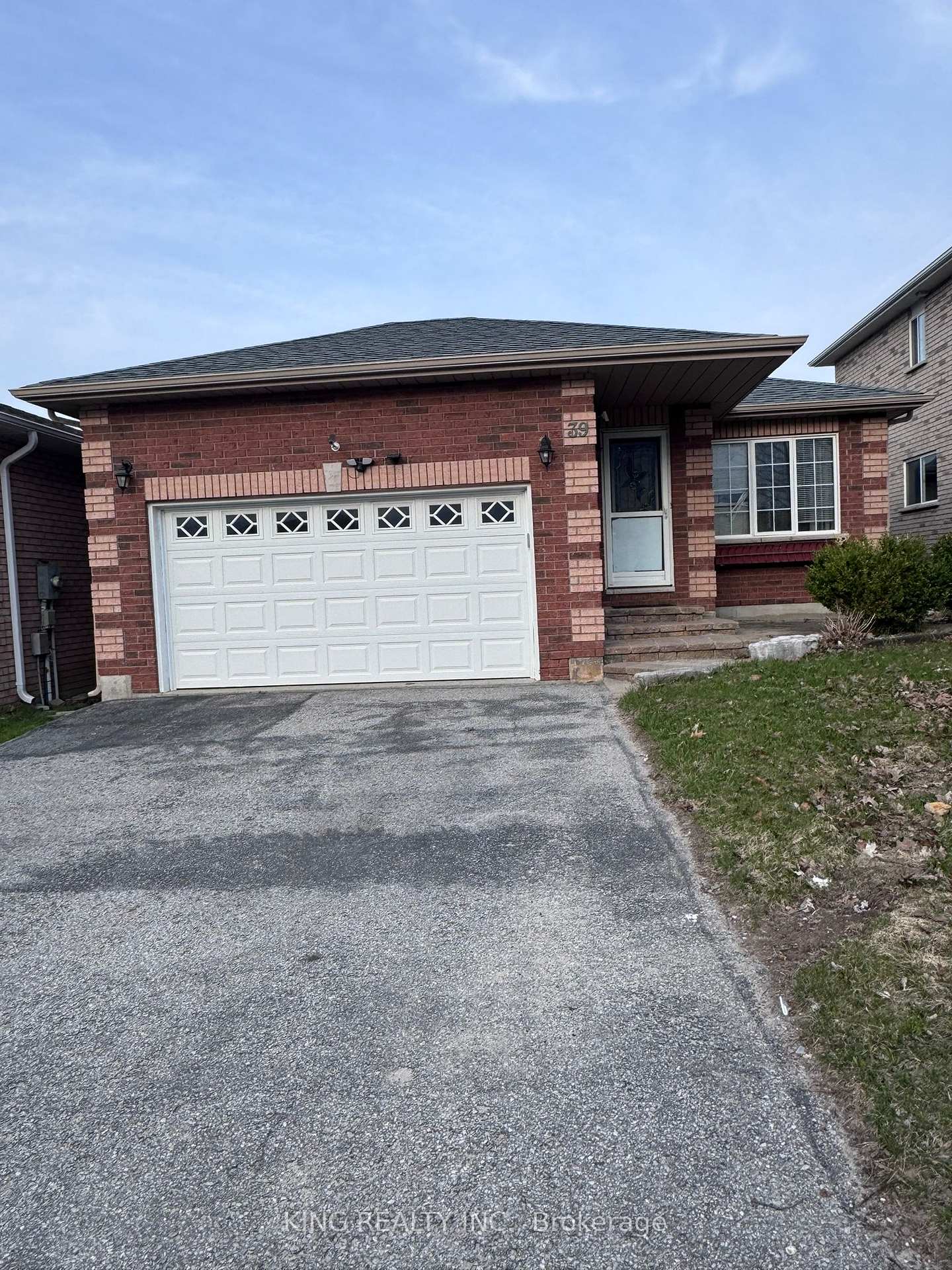 39 Red Oak Drive Upper Level, Barrie, ON L4N 9M3