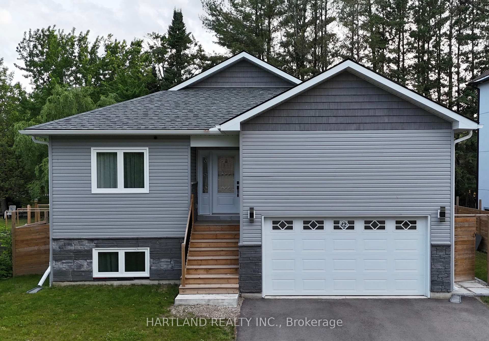 22 Berkely Street, Wasaga Beach, ON L9Z 2N6 — Wasaga Beach, Ontario