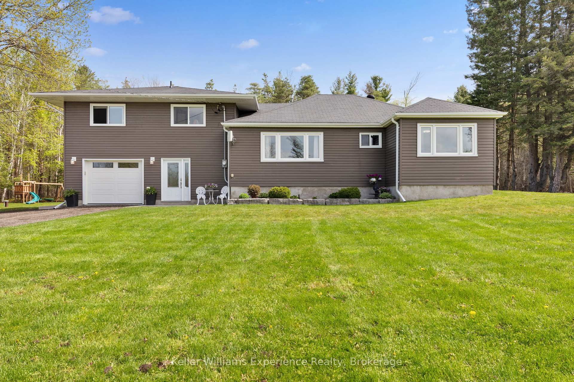 5525 Penetanguishene Road, Springwater — photo 3 of 5