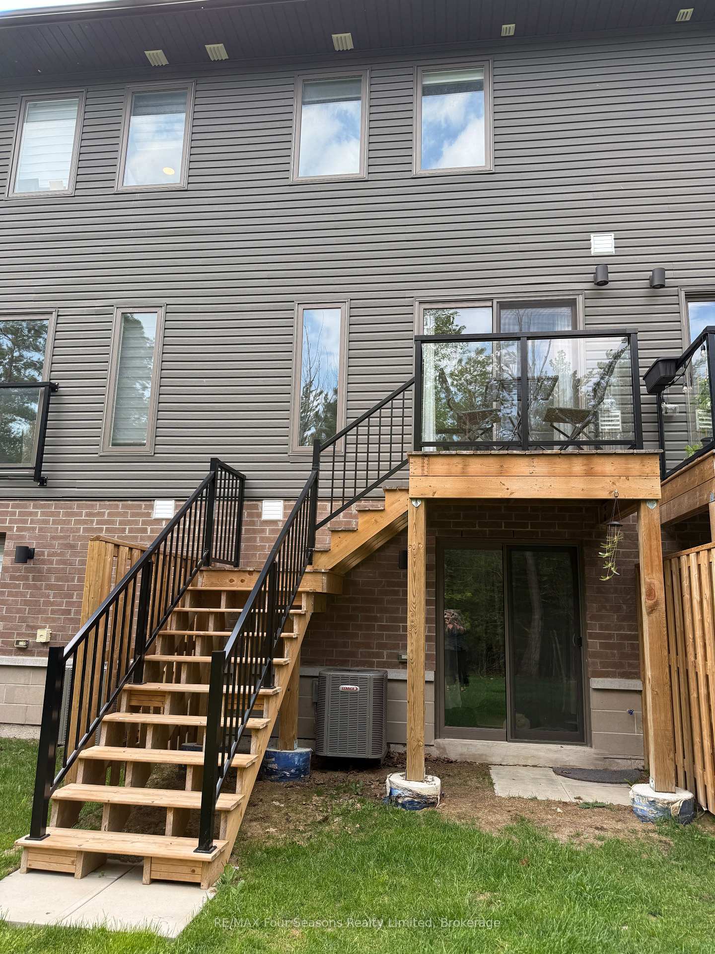 72 WINTERS Crescent, Collingwood — photo 2 of 5