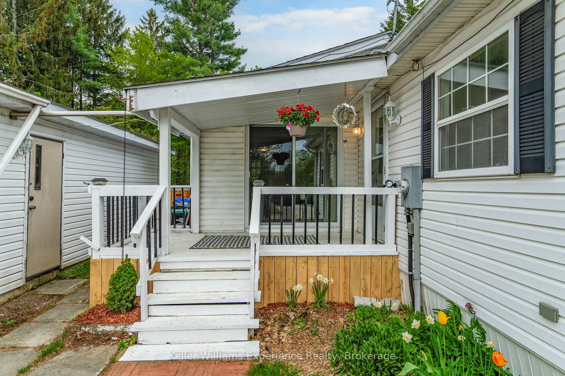 5411 Elliott Side Road 15, Tay — photo 3 of 5
