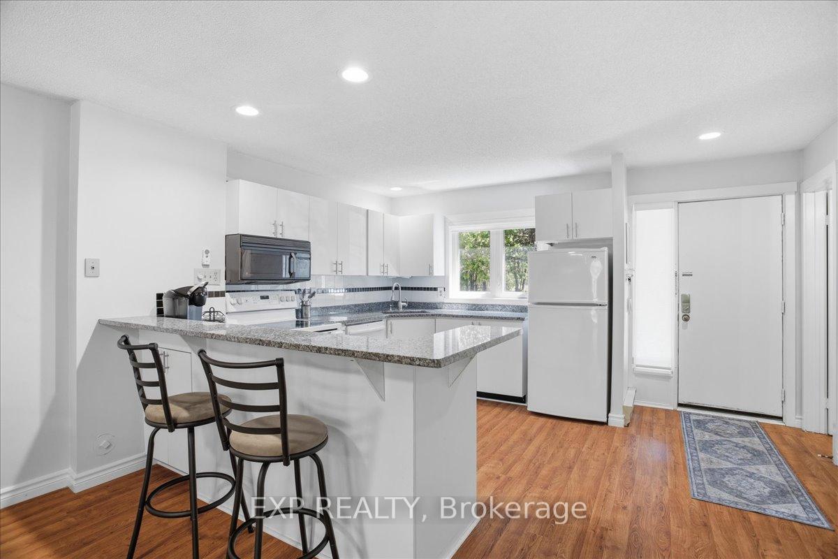 576 Oxbow Crescent 16, Collingwood — photo 3 of 5