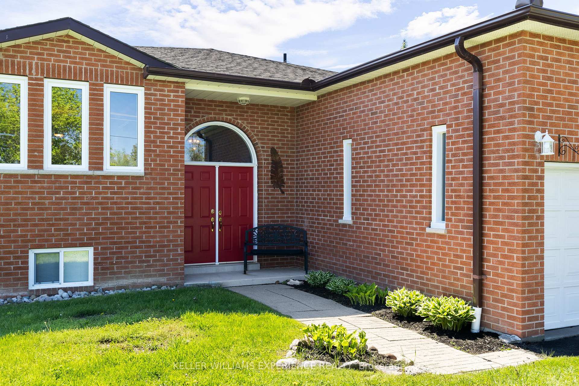 4 Campbell Avenue, Oro-Medonte — photo 2 of 5