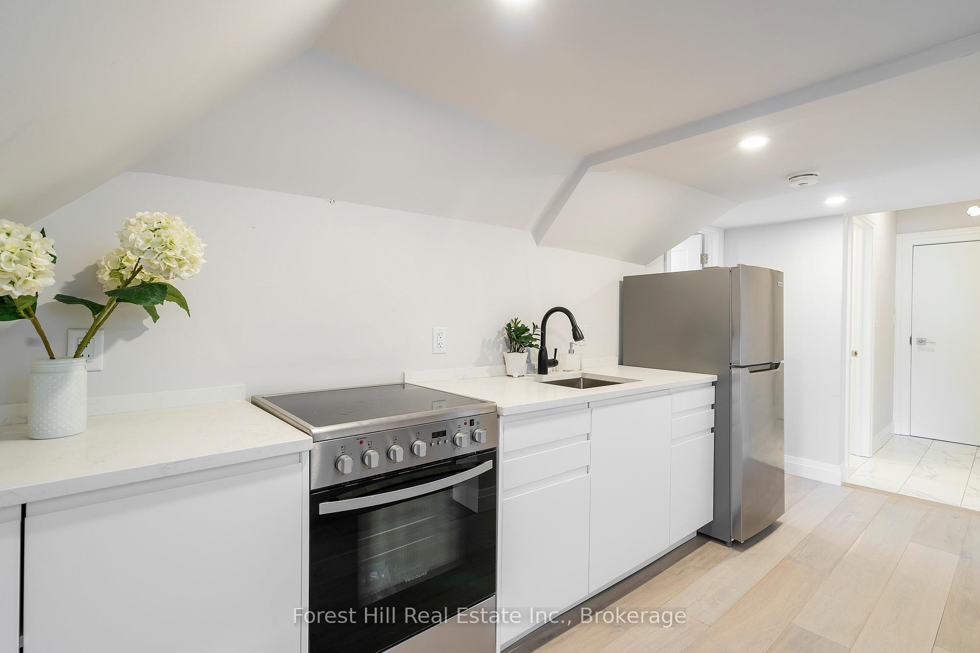 114 ONTARIO Street B, Collingwood — photo 2 of 5