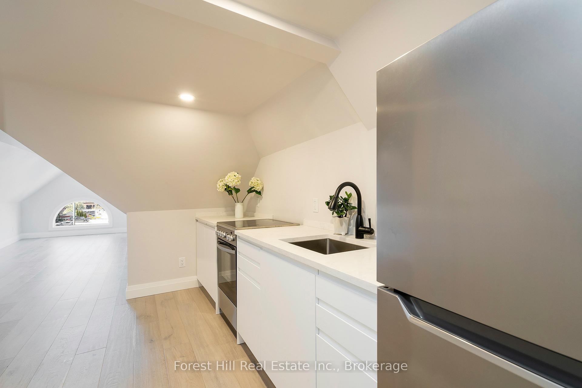 114 ONTARIO Street B, Collingwood — photo 3 of 5