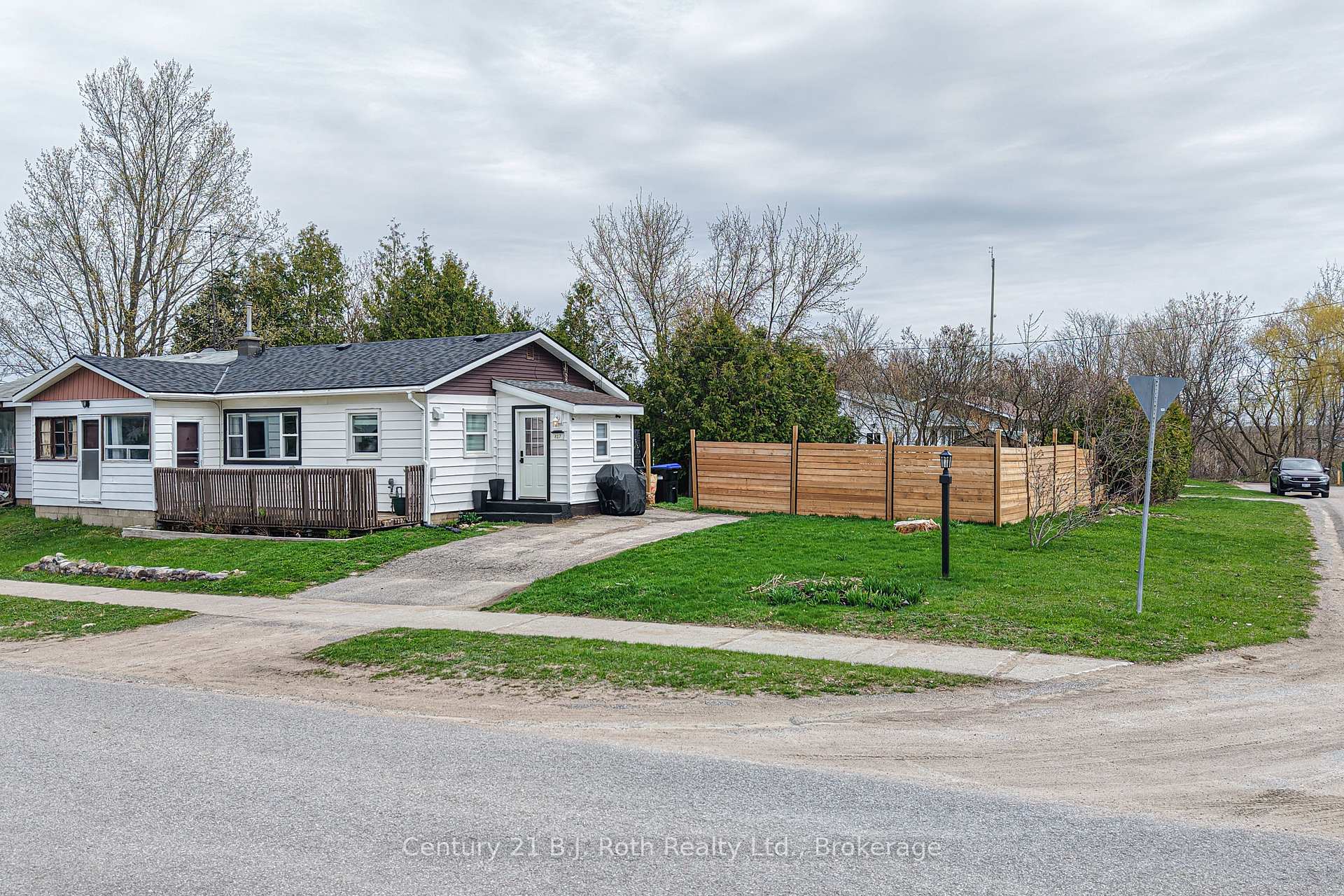 817 Eighth Avenue, Tay — photo 2 of 5