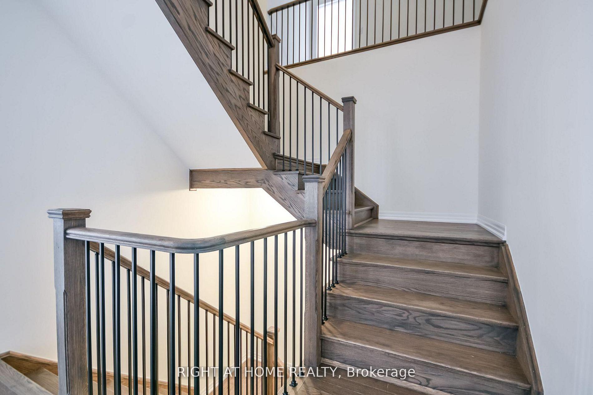215 Sutherland Street S, Clearview — photo 3 of 5