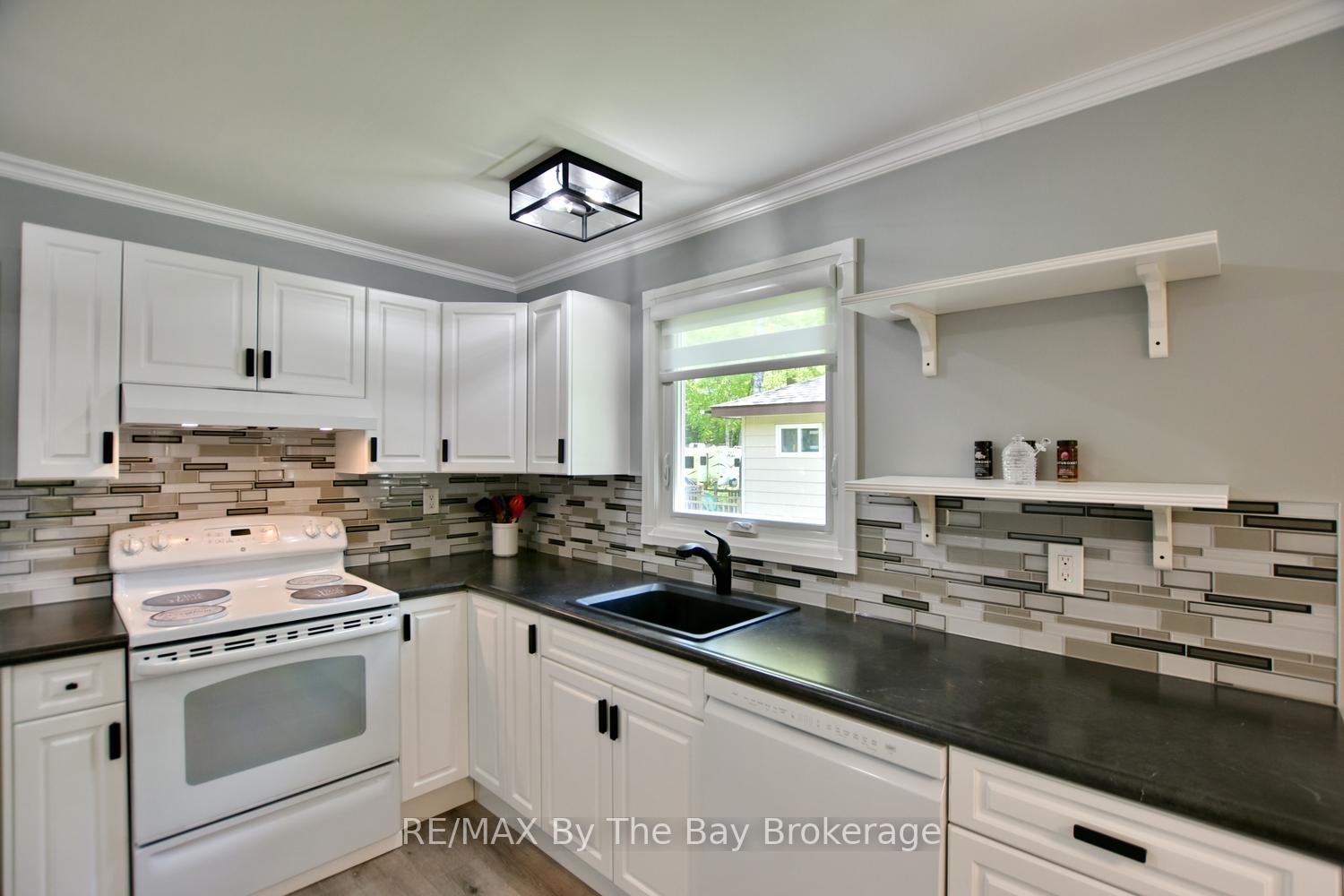23 Sunnidale Road N, Wasaga Beach — photo 4 of 5