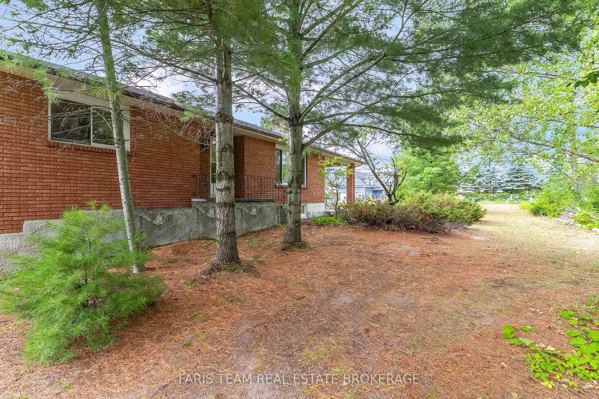 29 Lorrie Crescent, Tiny — photo 4 of 5