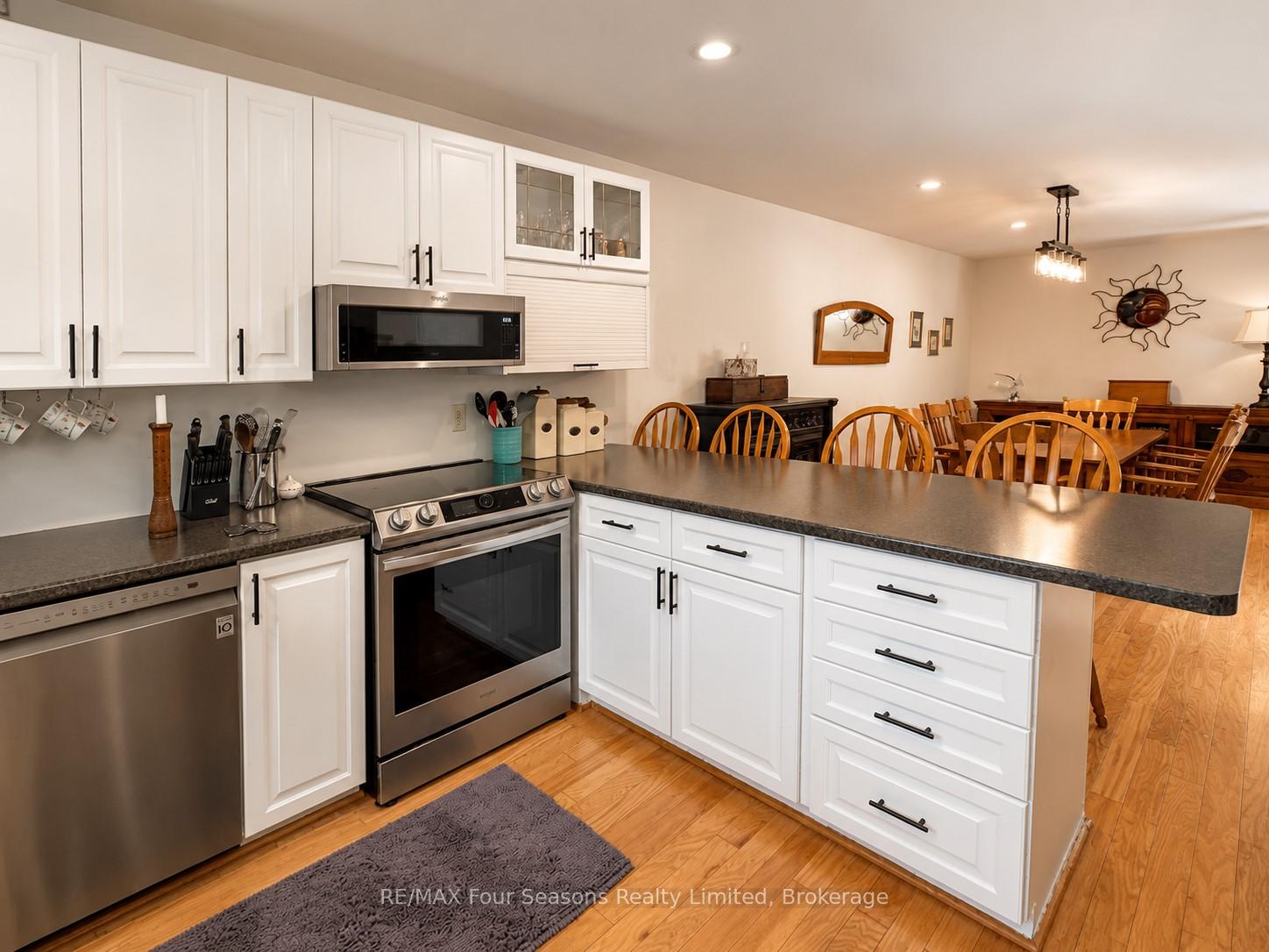 158 Escarpment Crescent 18, Collingwood — photo 2 of 5