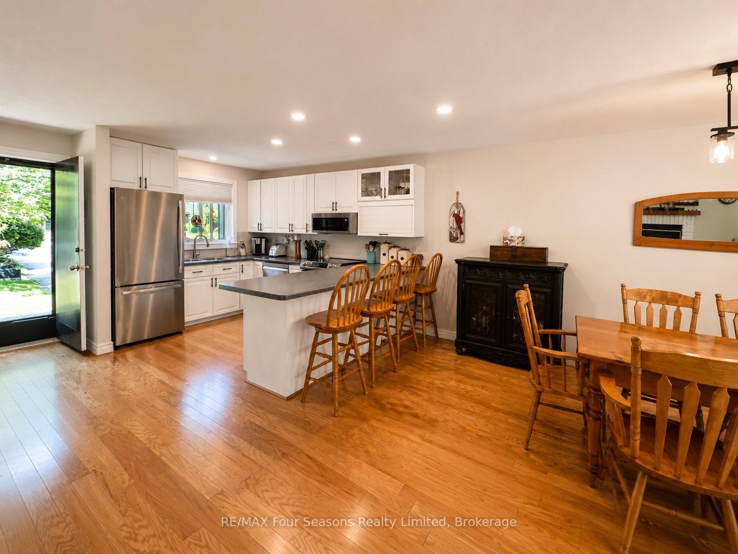 158 Escarpment Crescent 18, Collingwood — photo 3 of 5