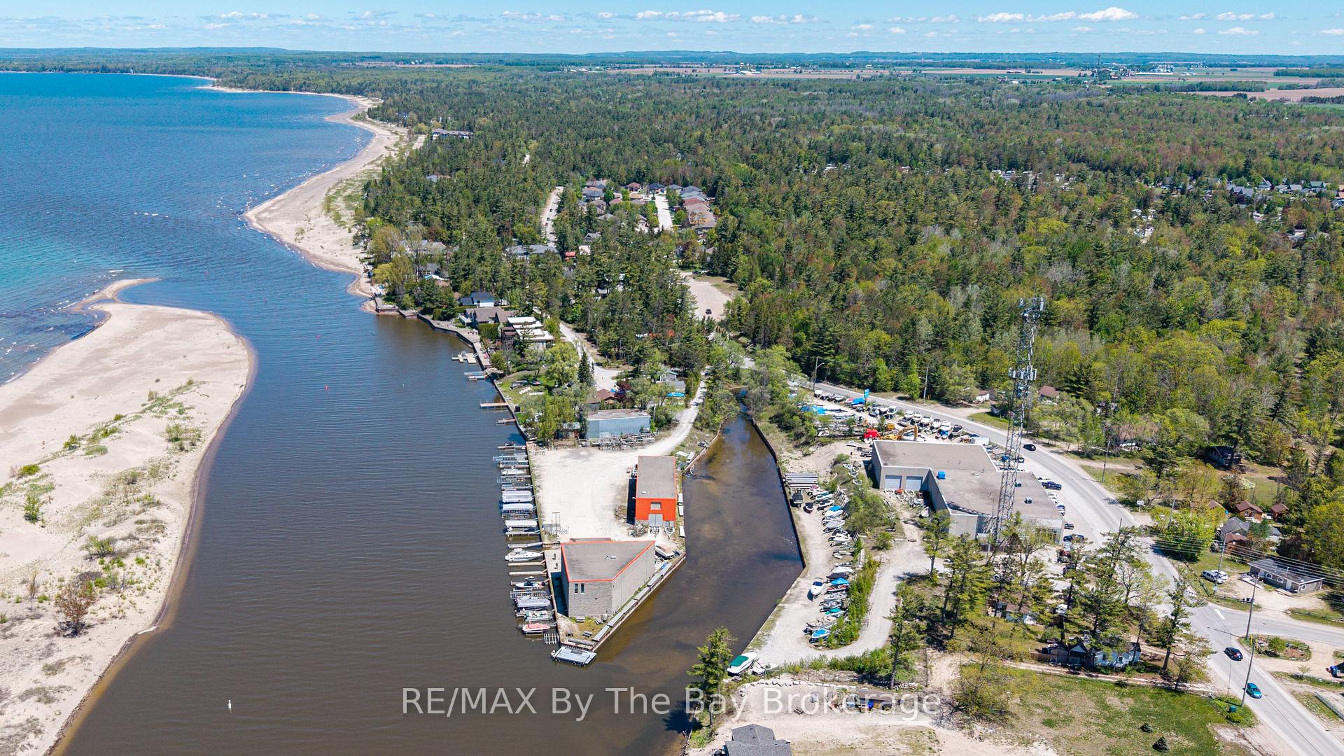 30 Shore Line E, Wasaga Beach — photo 4 of 5