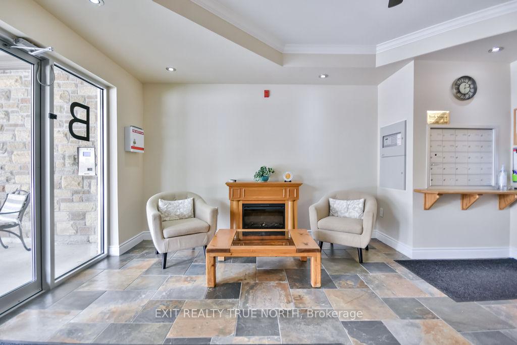 19B Yonge Street N 204, Springwater — photo 3 of 5