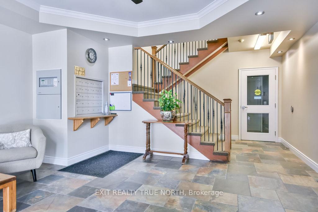 19B Yonge Street N 204, Springwater — photo 4 of 5