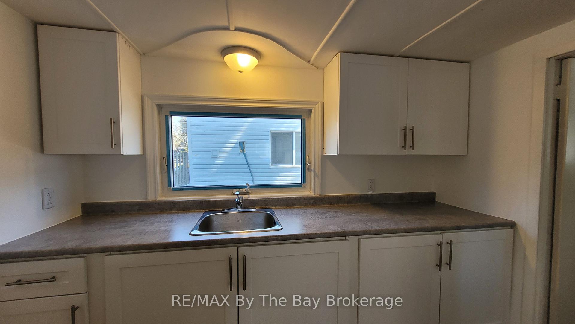 19 GLEN Street, Wasaga Beach — photo 4 of 5