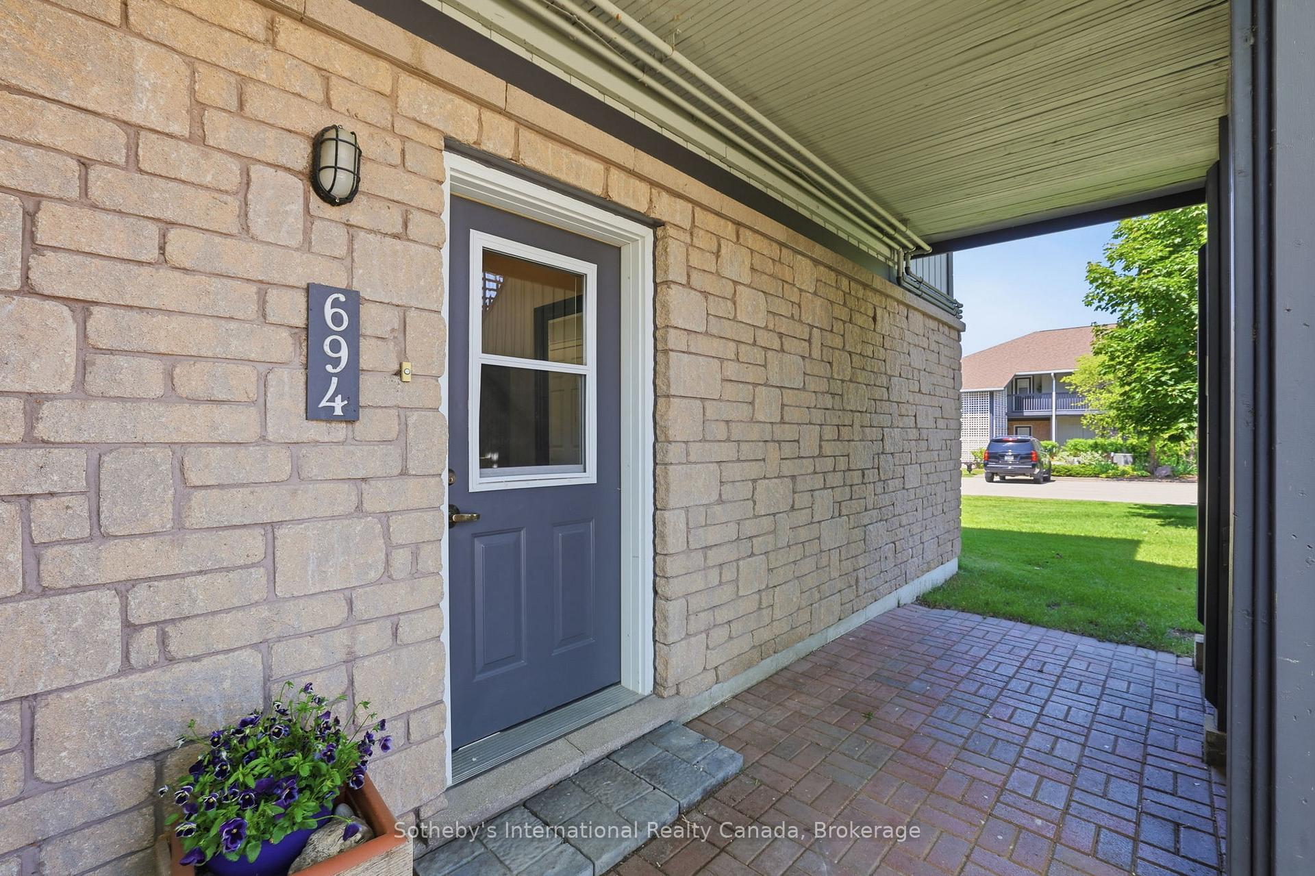694 Johnston Park Avenue, Collingwood — photo 3 of 5