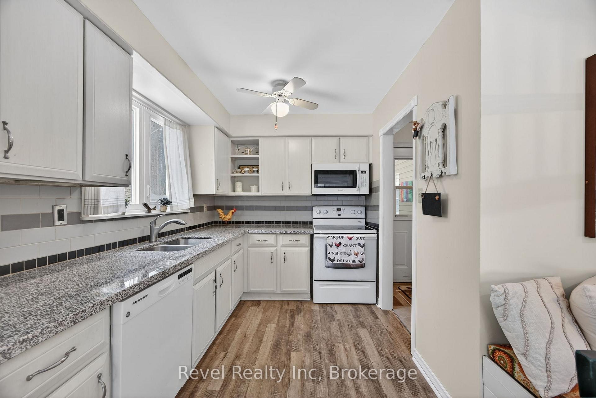 8 Manitou Crescent, Tiny — photo 2 of 5