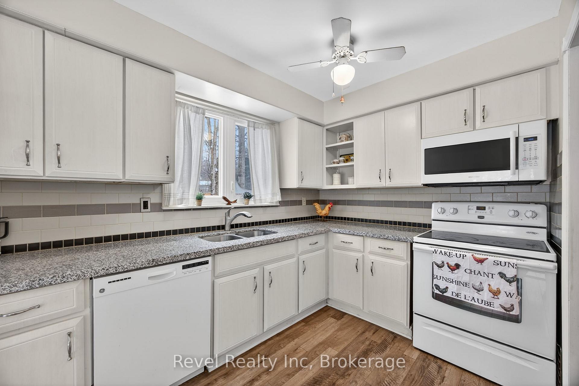 8 Manitou Crescent, Tiny — photo 3 of 5
