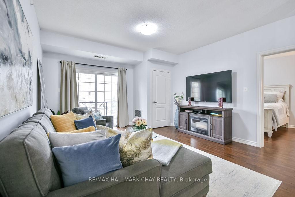 43 Ferndale Drive S 207, Barrie, ON L4N 5W6