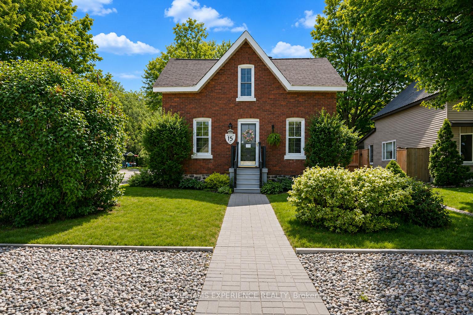 15 LEONARD Avenue, Penetanguishene, ON L9M 1E3
