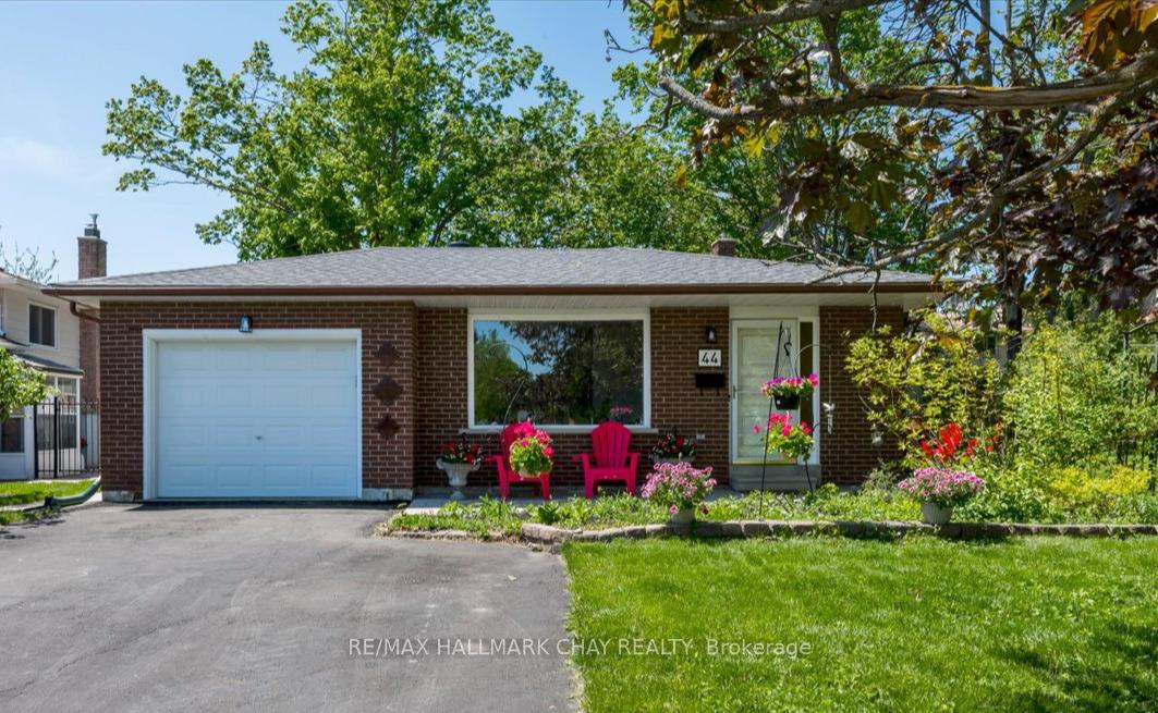 44 Belcourt Avenue, Barrie, ON L4M 4E4