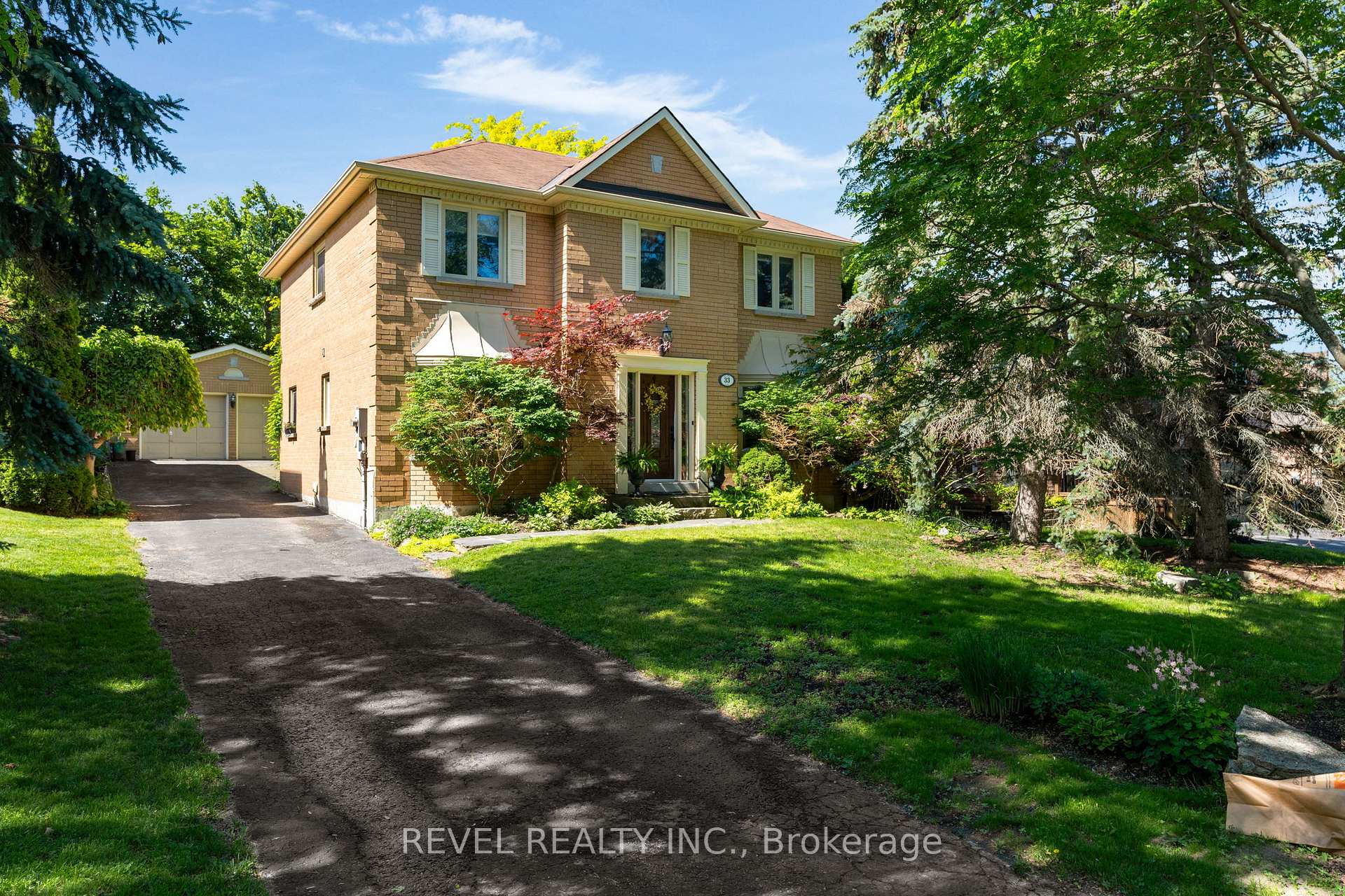 33 Falling Brook Drive, Barrie, ON L4N 7E9