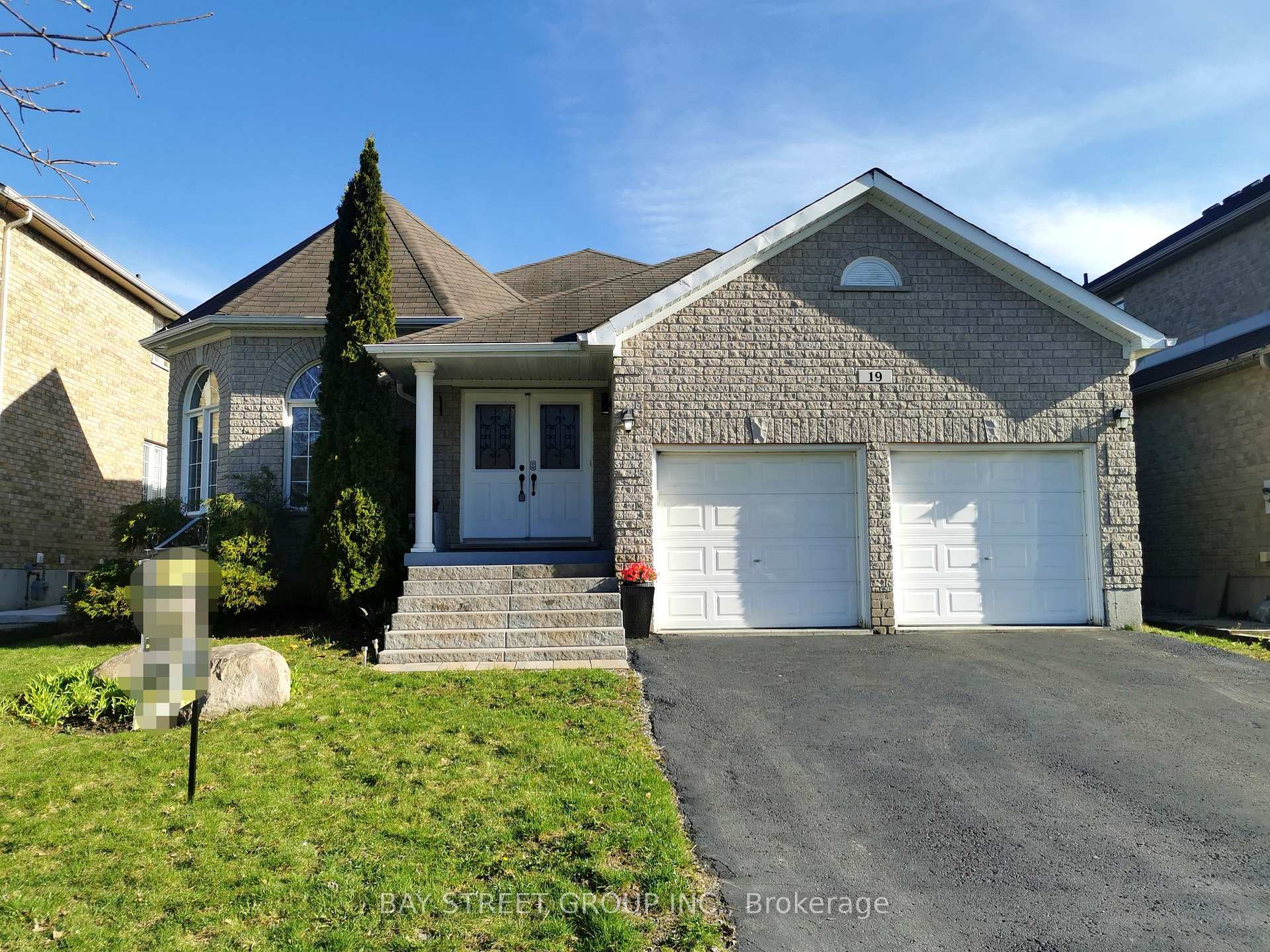 19 Falcon Crescent, Barrie, ON L4N 0Y9