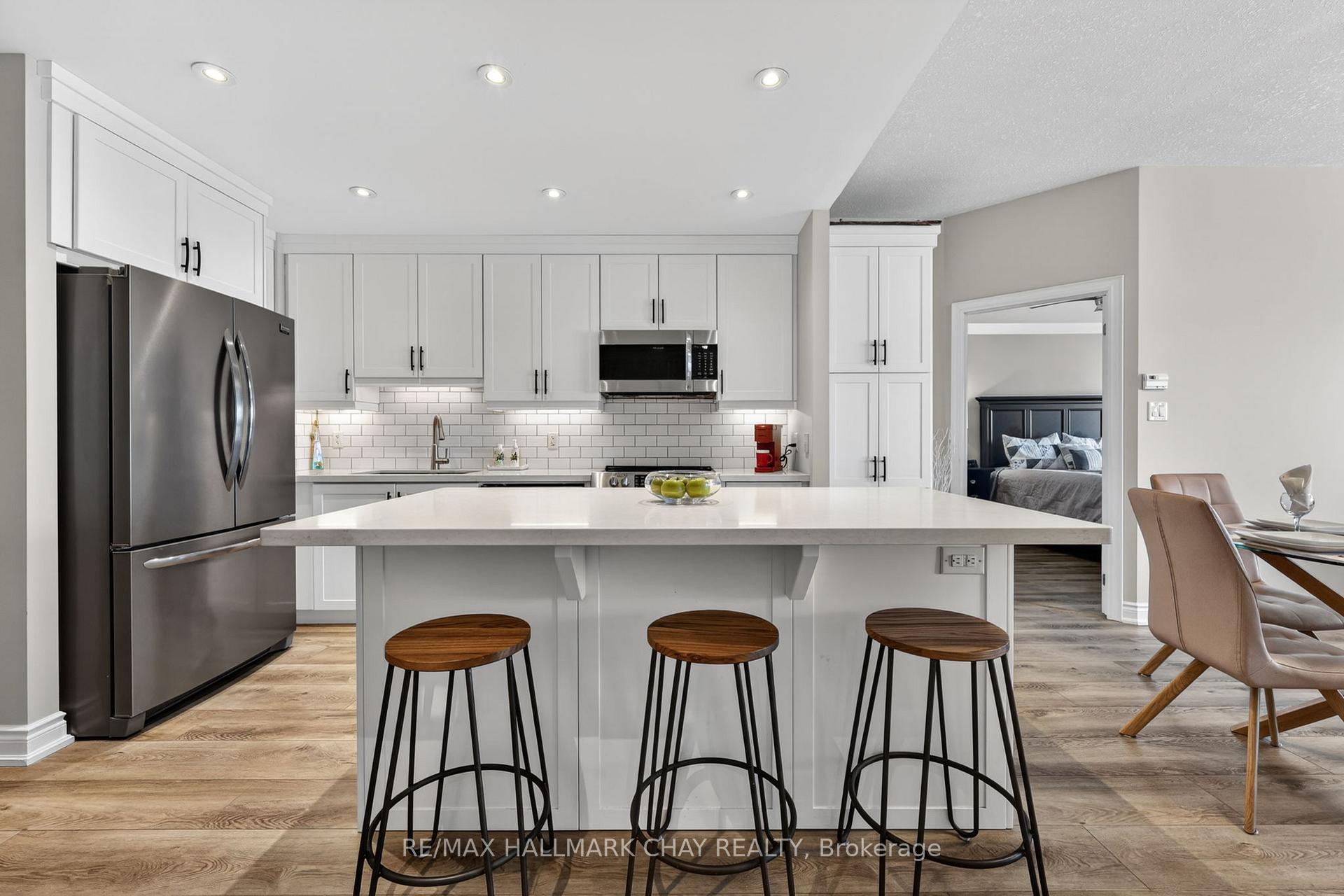 37 Ellen Street 805, Barrie, ON L4N 6G2