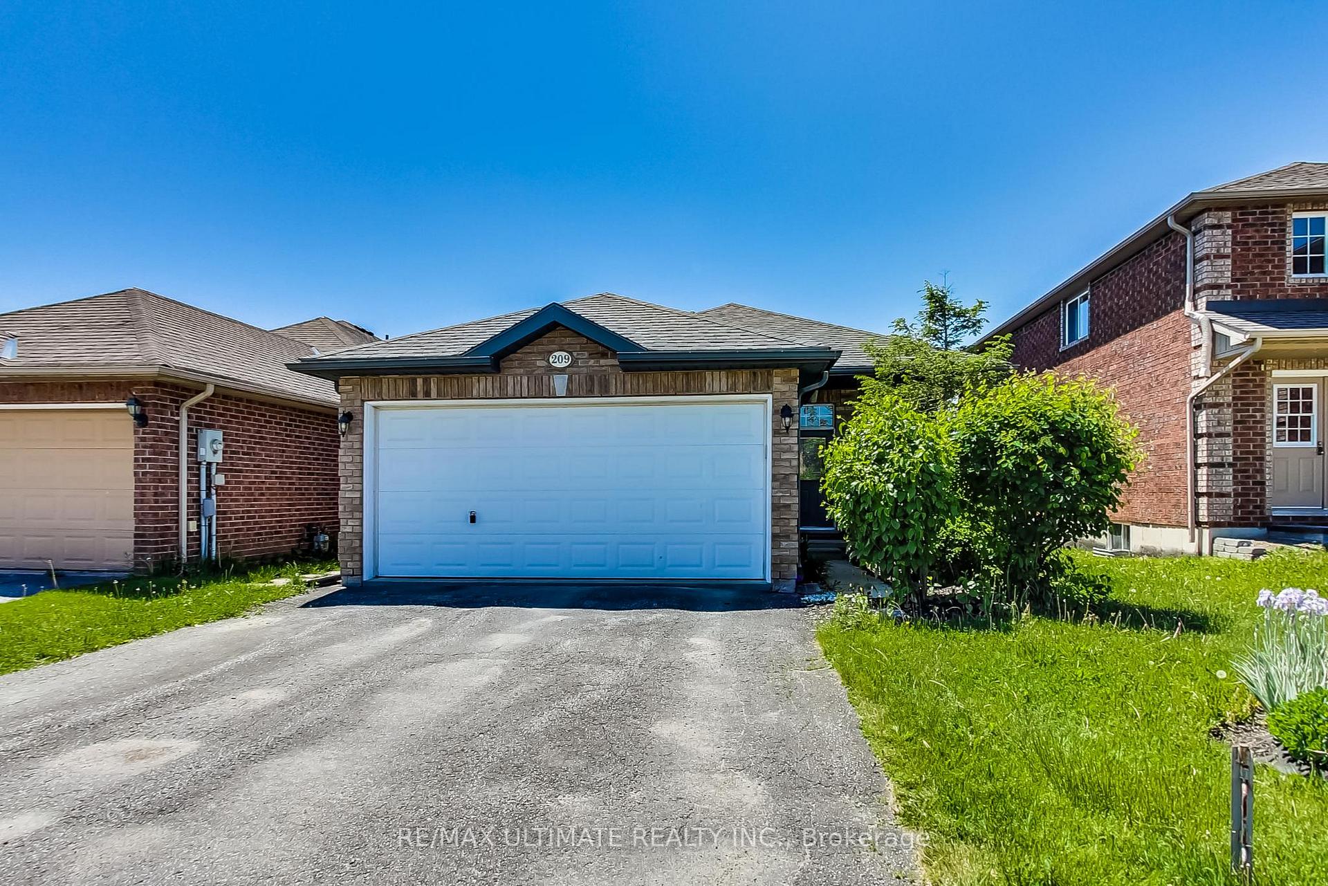 209 Dunsmore Lane Main, Barrie, ON L4M 6Z8
