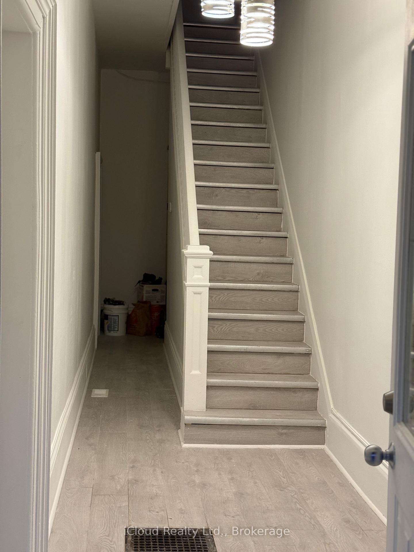 61 Mary Street Upper Level, Barrie, ON L4N 1T2