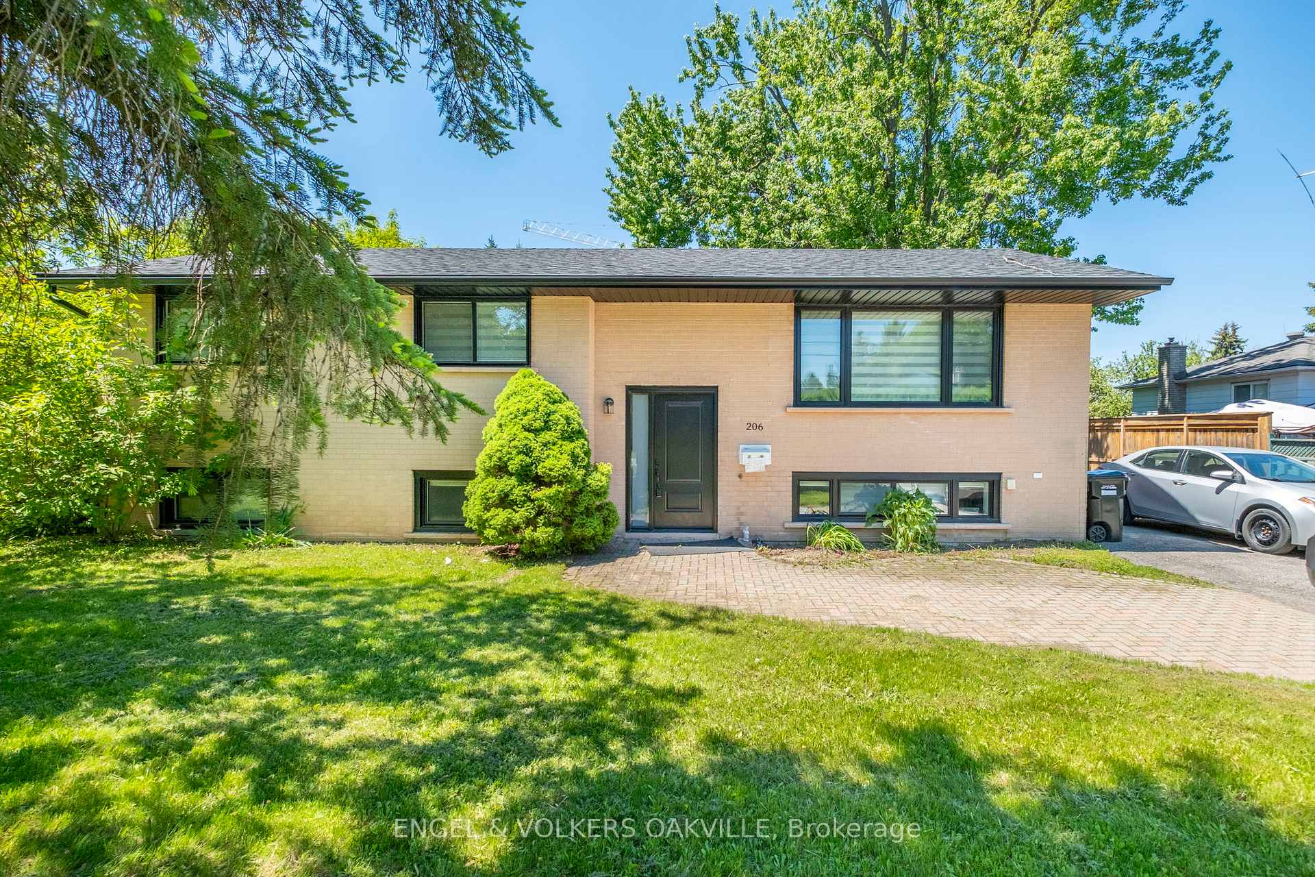 206 Yeates Avenue, Barrie, ON L4N 4C6